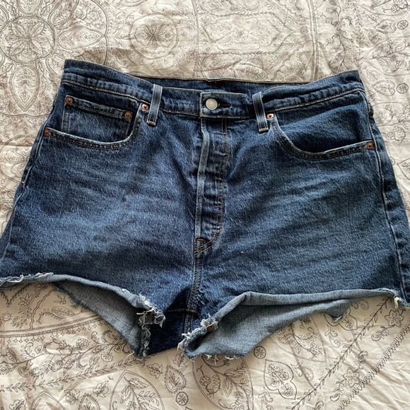 Levi shorts - Picture 2 of 4